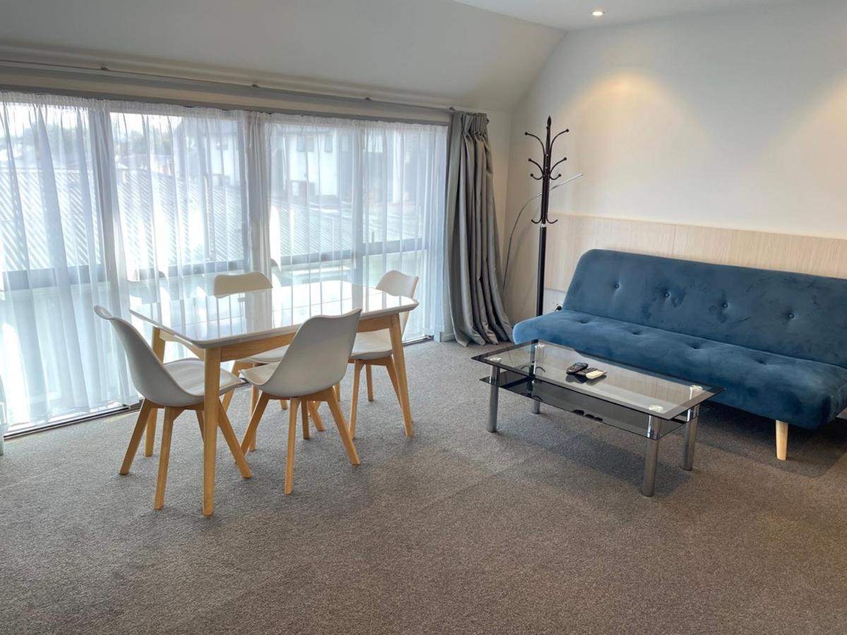 2 On Whiteleigh And 239 On Lincoln Motel Christchurch Esterno foto A living room in a serviced apartment in London