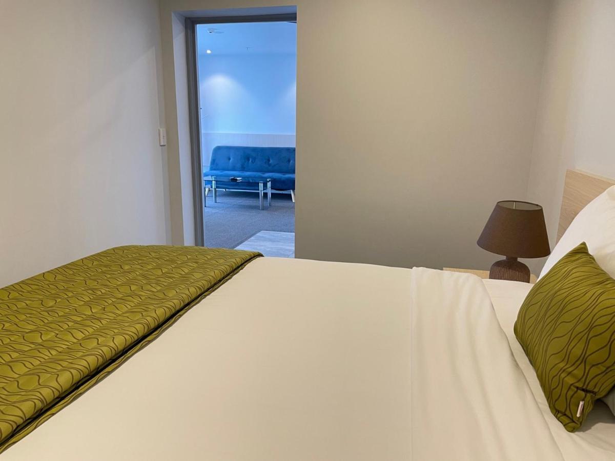 2 On Whiteleigh And 239 On Lincoln Motel Christchurch Esterno foto A bedroom at the hotel