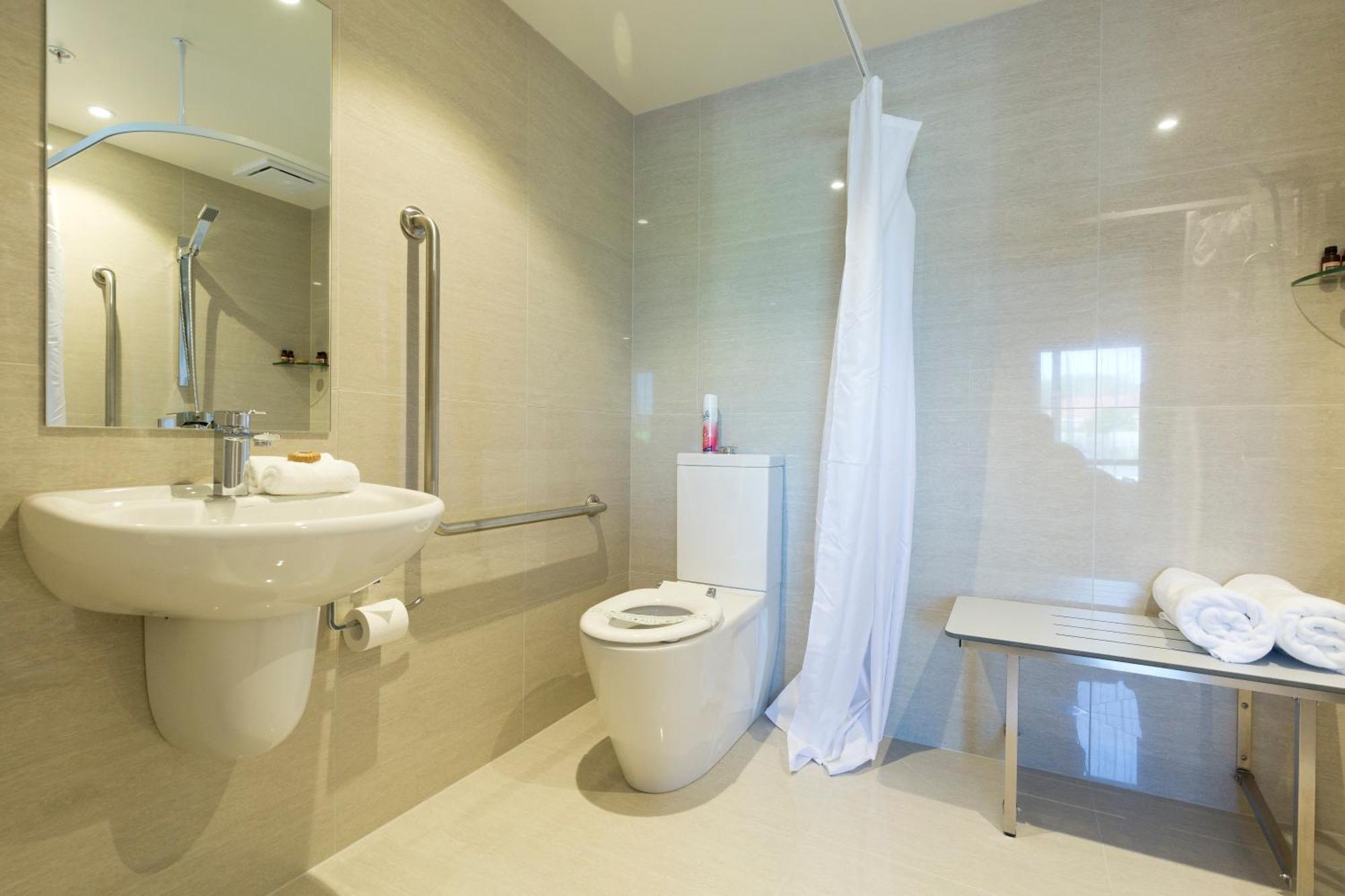 2 On Whiteleigh And 239 On Lincoln Motel Christchurch Esterno foto A wet room