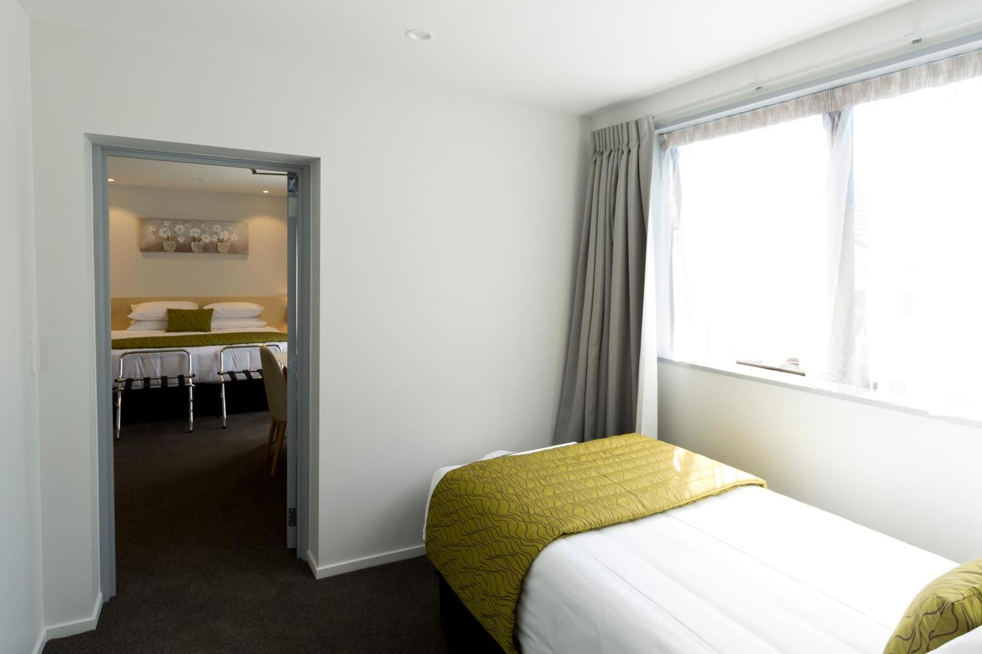 2 On Whiteleigh And 239 On Lincoln Motel Christchurch Esterno foto A typical room at the hotel