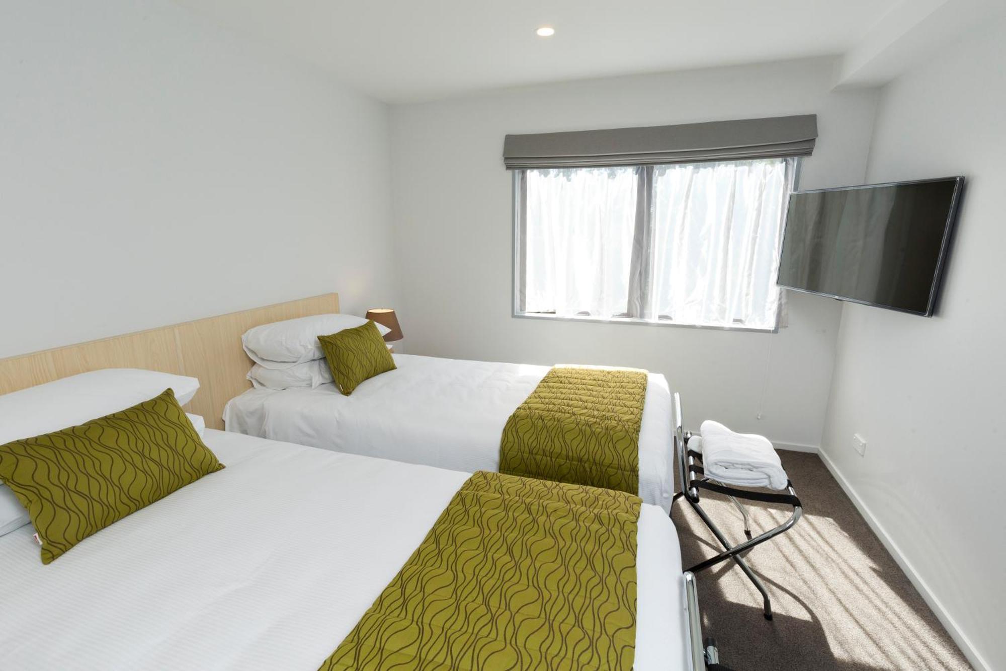 2 On Whiteleigh And 239 On Lincoln Motel Christchurch Esterno foto A typical room at the hotel