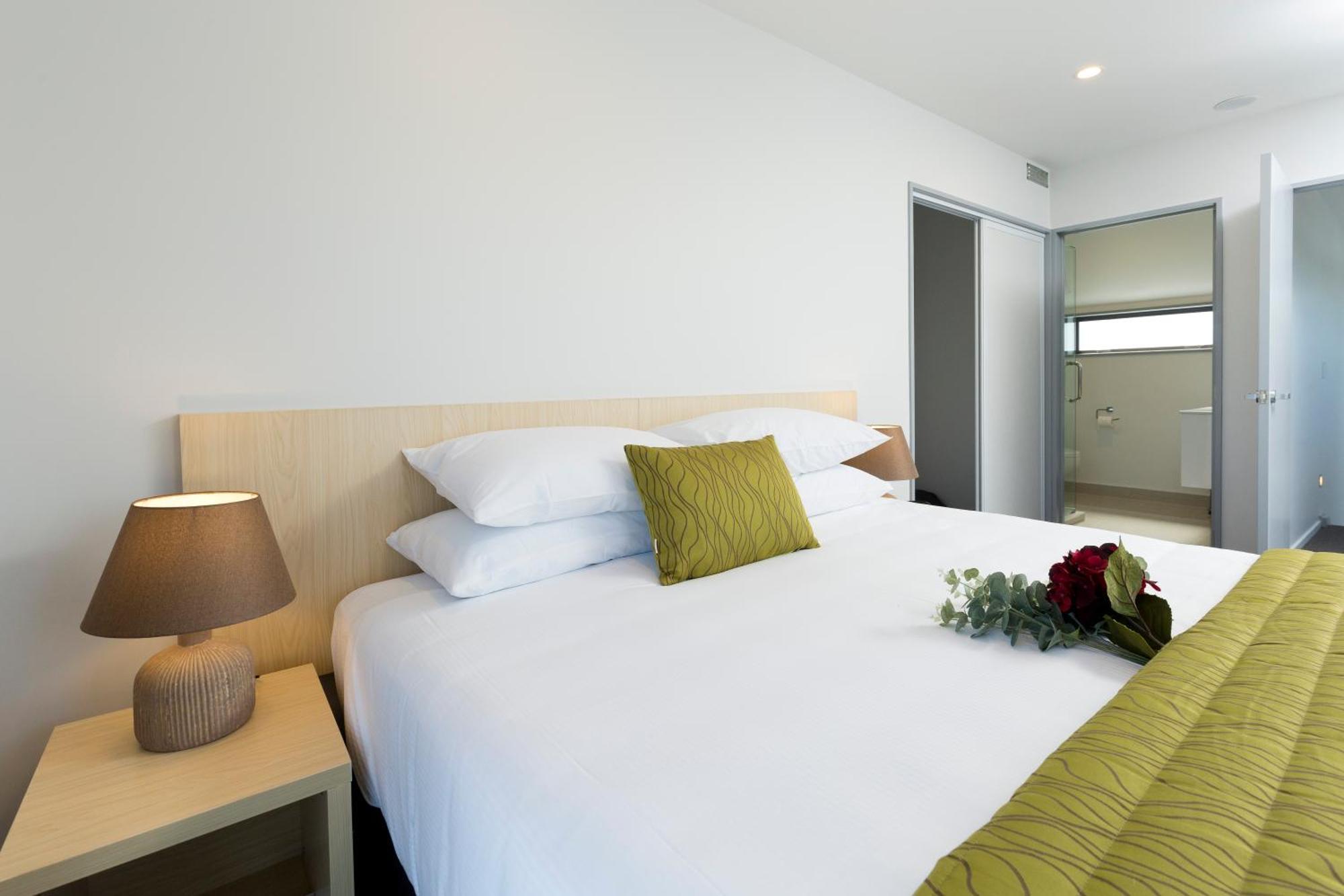 2 On Whiteleigh And 239 On Lincoln Motel Christchurch Esterno foto A bedroom at the hotel