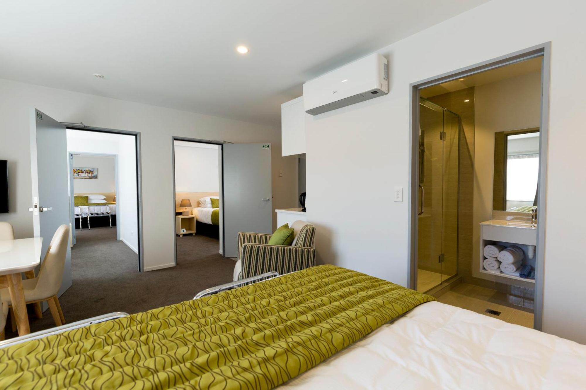 2 On Whiteleigh And 239 On Lincoln Motel Christchurch Esterno foto A typical room at the hotel