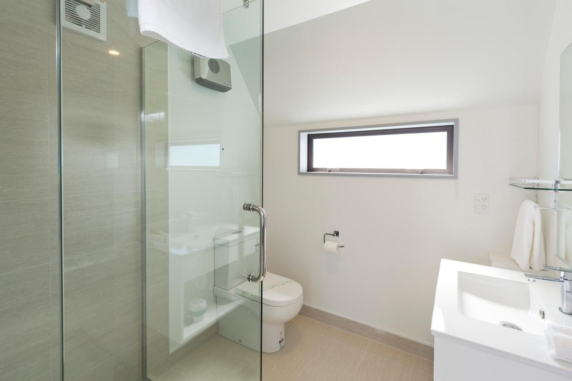 2 On Whiteleigh And 239 On Lincoln Motel Christchurch Esterno foto A bathroom with a shower enclosure