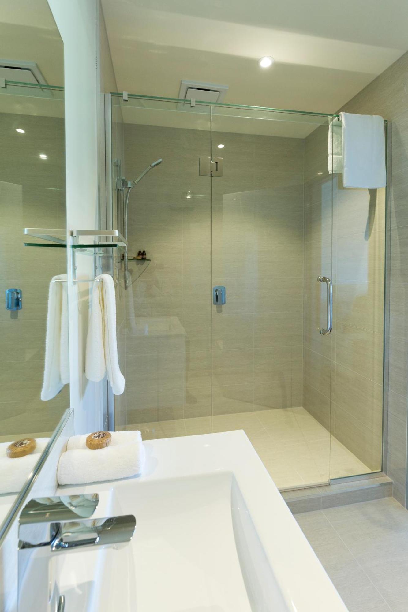 2 On Whiteleigh And 239 On Lincoln Motel Christchurch Esterno foto A shower enclosure
