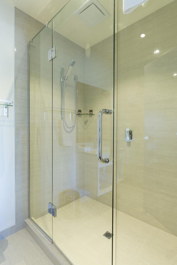 2 On Whiteleigh And 239 On Lincoln Motel Christchurch Esterno foto A shower door