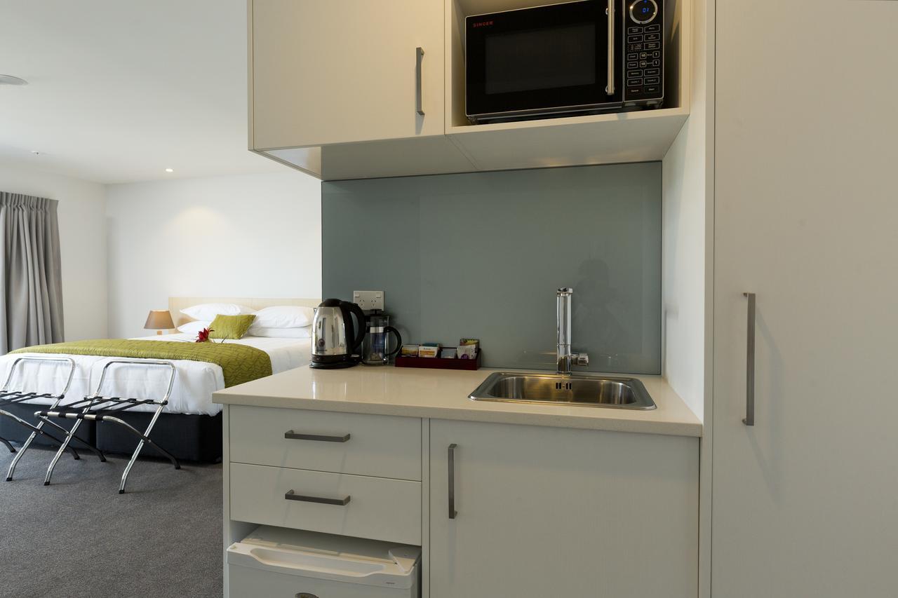 2 On Whiteleigh And 239 On Lincoln Motel Christchurch Esterno foto A kitchenette in a hotel room