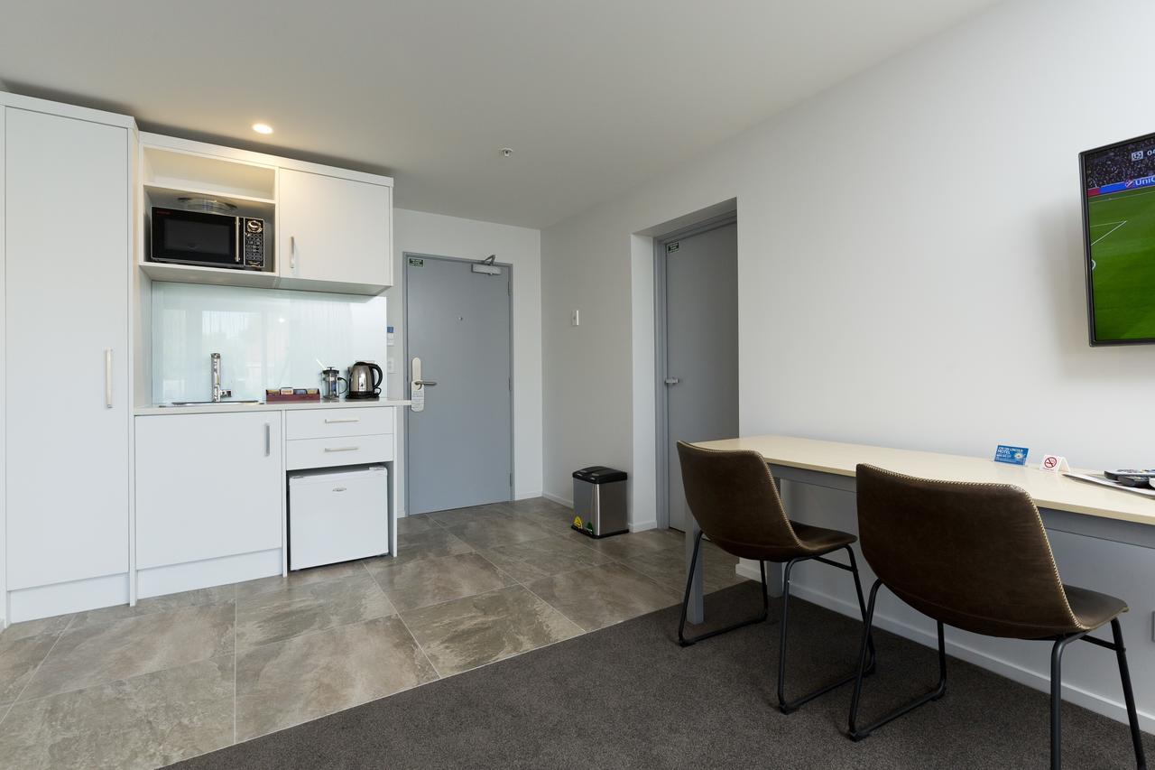 2 On Whiteleigh And 239 On Lincoln Motel Christchurch Esterno foto Kitchenette in a one-bedroom apartment