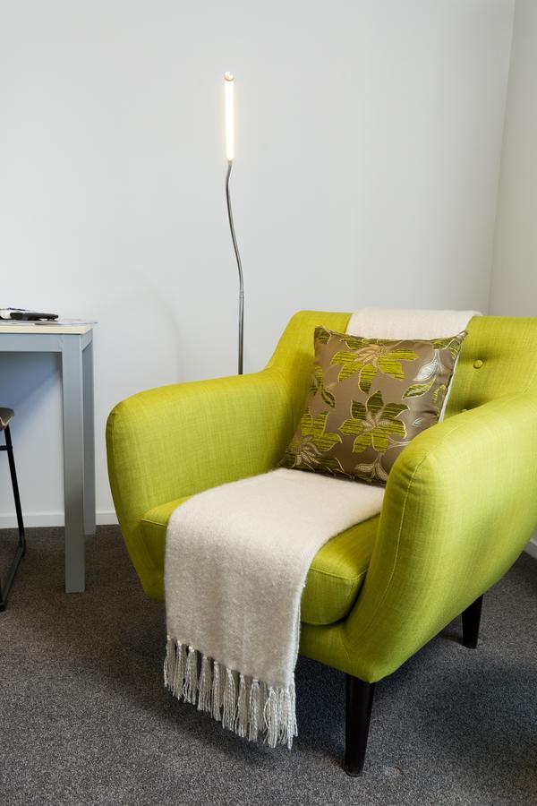 2 On Whiteleigh And 239 On Lincoln Motel Christchurch Esterno foto A green armchair