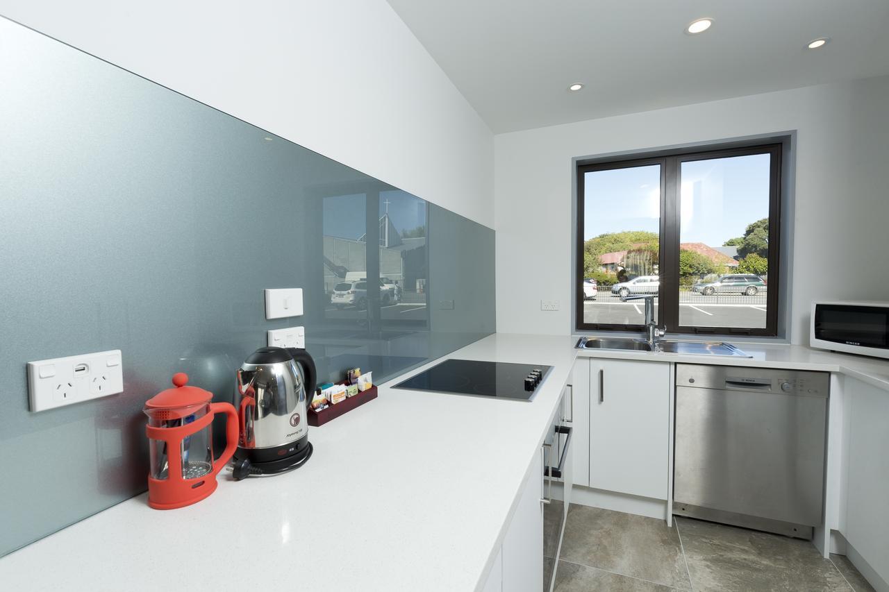 2 On Whiteleigh And 239 On Lincoln Motel Christchurch Esterno foto A kitchen with a built-in dishwasher