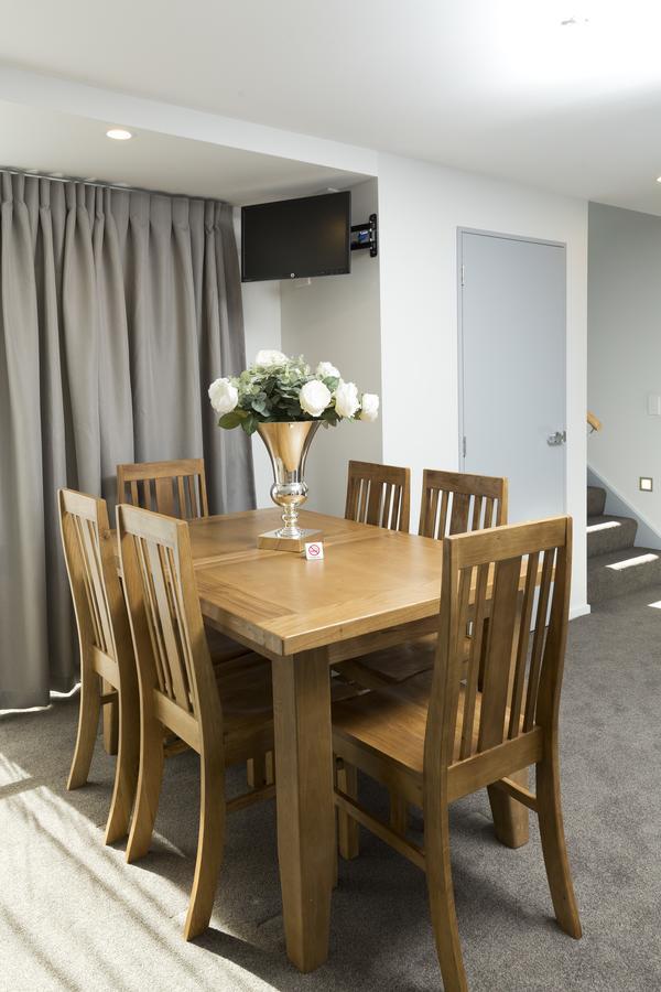 2 On Whiteleigh And 239 On Lincoln Motel Christchurch Esterno foto A dining room in a house