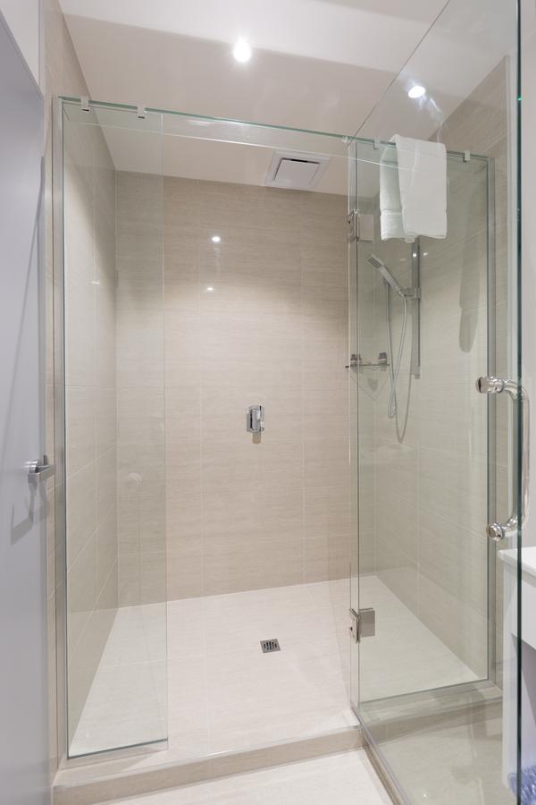 2 On Whiteleigh And 239 On Lincoln Motel Christchurch Esterno foto A shower enclosure