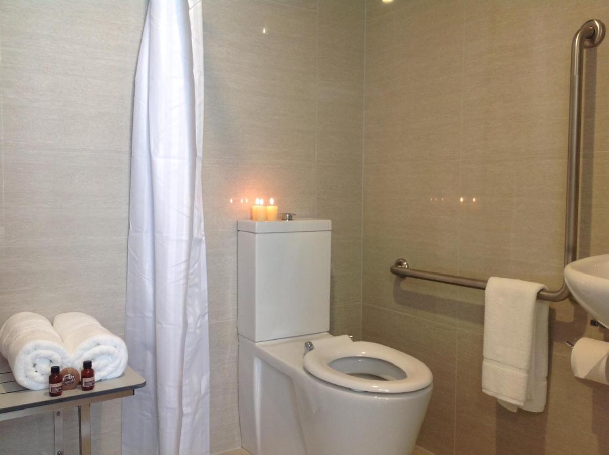 2 On Whiteleigh And 239 On Lincoln Motel Christchurch Esterno foto A wet room